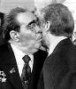 В аэропорту Брежнев бросает монетку. Все Громыко - тебе с негром целоваться.